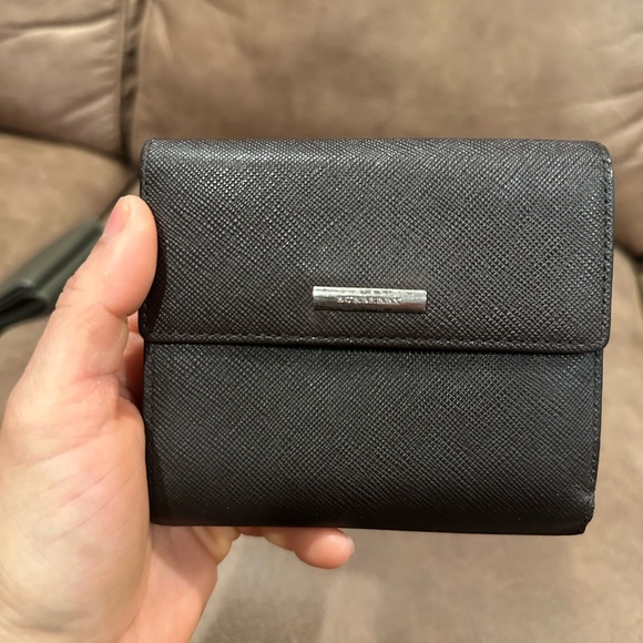 Black Compact Wallet with Textured Leather Design - Picture 6 of 15